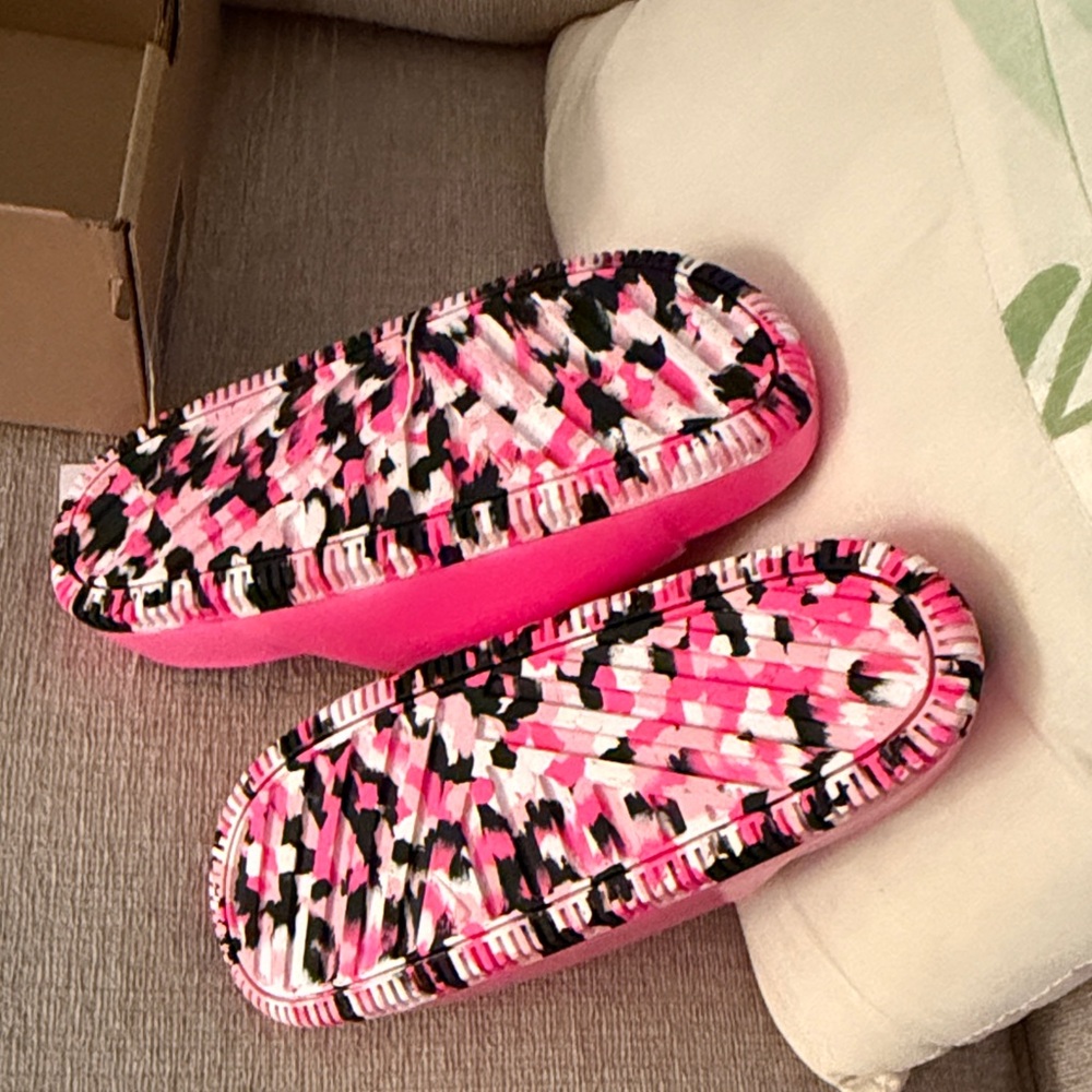 The A'ja Wilson x Nike Calm Slide Hyper Pink NIB - Picture 4 of 6